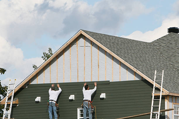 Professional Siding Replacement technician working in Martinsville, IL